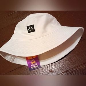 White cotton fabric Smiley Bucket Hat big kids NWT